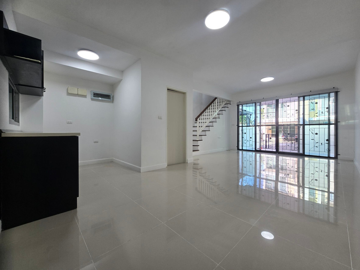 For SaleTownhomeRathburana, Suksawat : 3-story townhome for sale, Town Plus Pracha Uthit, on an area of ​​18.8 sq m. Newly renovated, ready to move in.