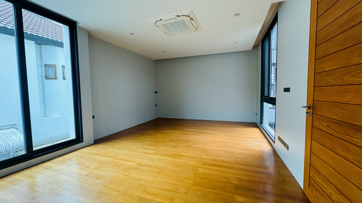 ขายบ้านเสรีไทย-นิด้า : ขายบ้านเดี่ยวหรู 3 ชั้น – 39 Exclusive รามคำแหง 108  พื้นที่ดิน 125 ตร.ว.  พื้นที่ใช้สอย 750 ตารางเมตร 8 ห้องนอน + ห้องแต่งตัว 10 ห้องน้ำ 2 ห้องครัว (ไทย + ฝรั่ง) 2 ห้องรับประทานอาหาร