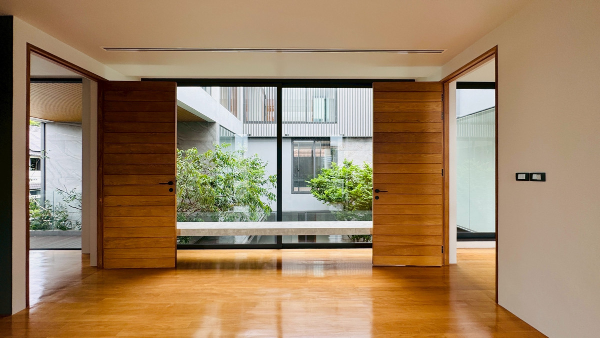 ขายบ้านเสรีไทย-นิด้า : ขายบ้านเดี่ยวหรู 3 ชั้น – 39 Exclusive รามคำแหง 108  พื้นที่ดิน 125 ตร.ว.  พื้นที่ใช้สอย 750 ตารางเมตร 8 ห้องนอน + ห้องแต่งตัว 10 ห้องน้ำ 2 ห้องครัว (ไทย + ฝรั่ง) 2 ห้องรับประทานอาหาร