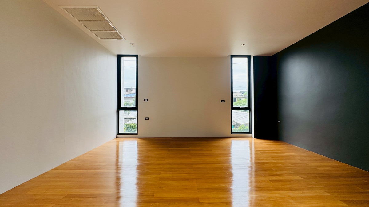 ขายบ้านเสรีไทย-นิด้า : ขายบ้านเดี่ยวหรู 3 ชั้น – 39 Exclusive รามคำแหง 108  พื้นที่ดิน 125 ตร.ว.  พื้นที่ใช้สอย 750 ตารางเมตร 8 ห้องนอน + ห้องแต่งตัว 10 ห้องน้ำ 2 ห้องครัว (ไทย + ฝรั่ง) 2 ห้องรับประทานอาหาร