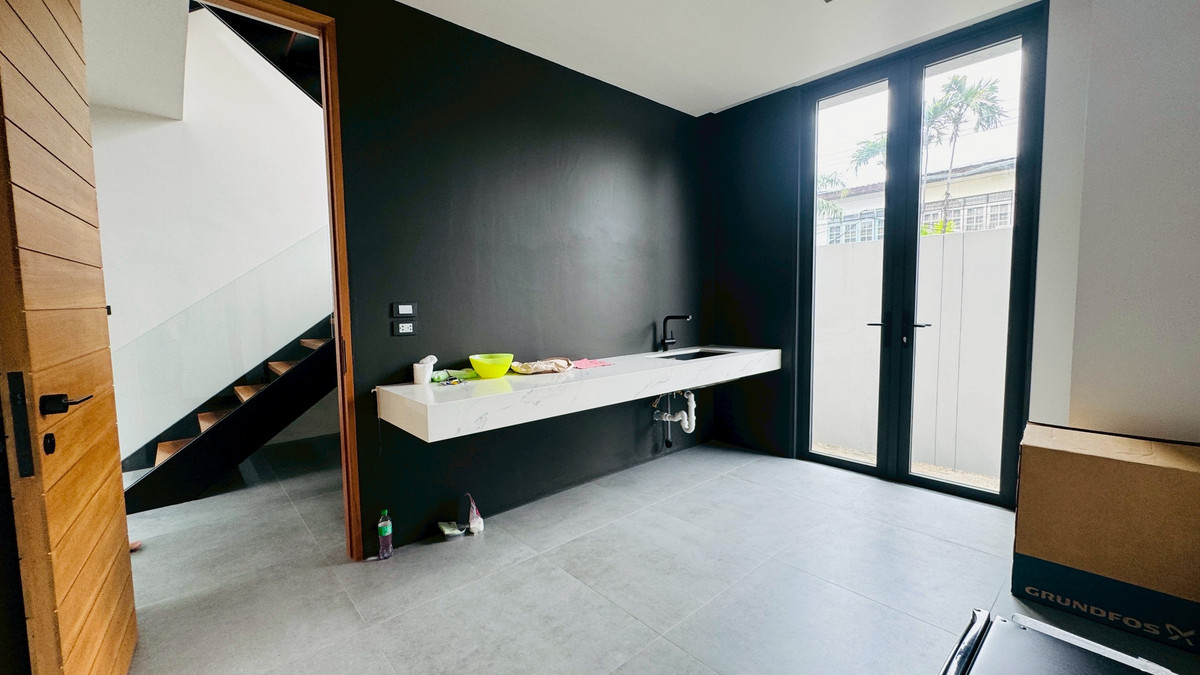 ขายบ้านเสรีไทย-นิด้า : ขายบ้านเดี่ยวหรู 3 ชั้น – 39 Exclusive รามคำแหง 108  พื้นที่ดิน 125 ตร.ว.  พื้นที่ใช้สอย 750 ตารางเมตร 8 ห้องนอน + ห้องแต่งตัว 10 ห้องน้ำ 2 ห้องครัว (ไทย + ฝรั่ง) 2 ห้องรับประทานอาหาร