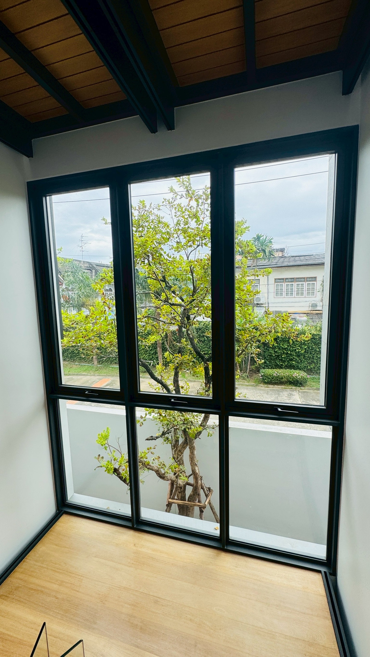 ขายบ้านเสรีไทย-นิด้า : ขายบ้านเดี่ยวหรู 3 ชั้น – 39 Exclusive รามคำแหง 108  พื้นที่ดิน 125 ตร.ว.  พื้นที่ใช้สอย 750 ตารางเมตร 8 ห้องนอน + ห้องแต่งตัว 10 ห้องน้ำ 2 ห้องครัว (ไทย + ฝรั่ง) 2 ห้องรับประทานอาหาร