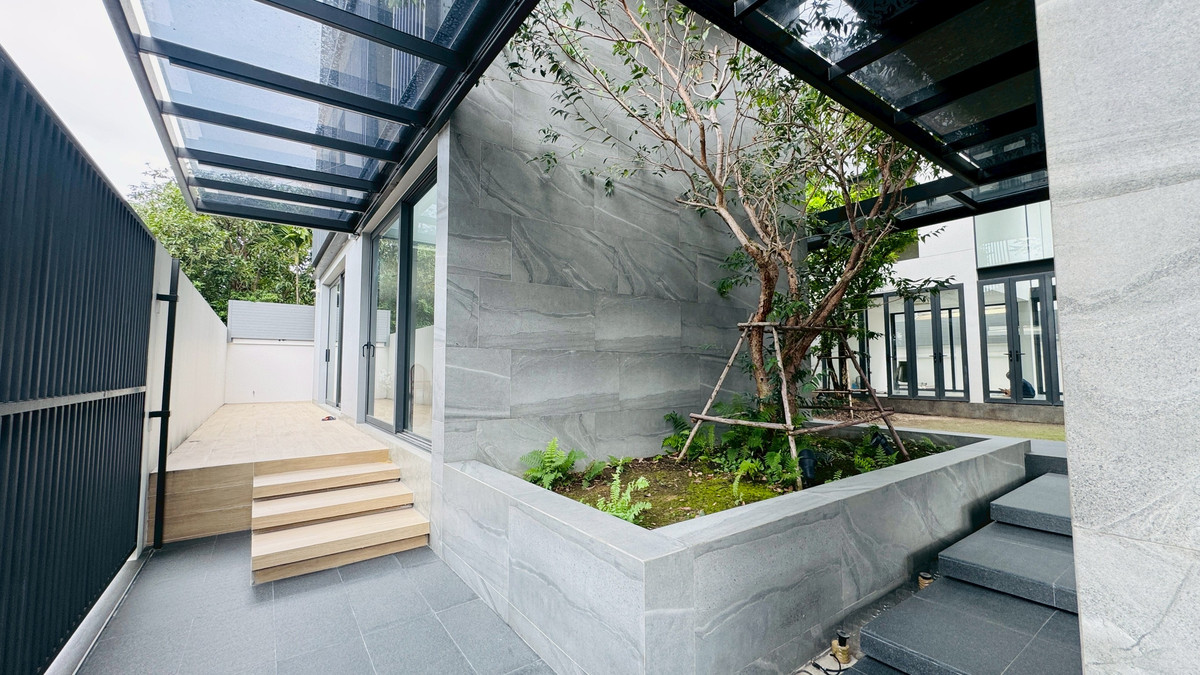 ขายบ้านเสรีไทย-นิด้า : ขายบ้านเดี่ยวหรู 3 ชั้น – 39 Exclusive รามคำแหง 108  พื้นที่ดิน 125 ตร.ว.  พื้นที่ใช้สอย 750 ตารางเมตร 8 ห้องนอน + ห้องแต่งตัว 10 ห้องน้ำ 2 ห้องครัว (ไทย + ฝรั่ง) 2 ห้องรับประทานอาหาร