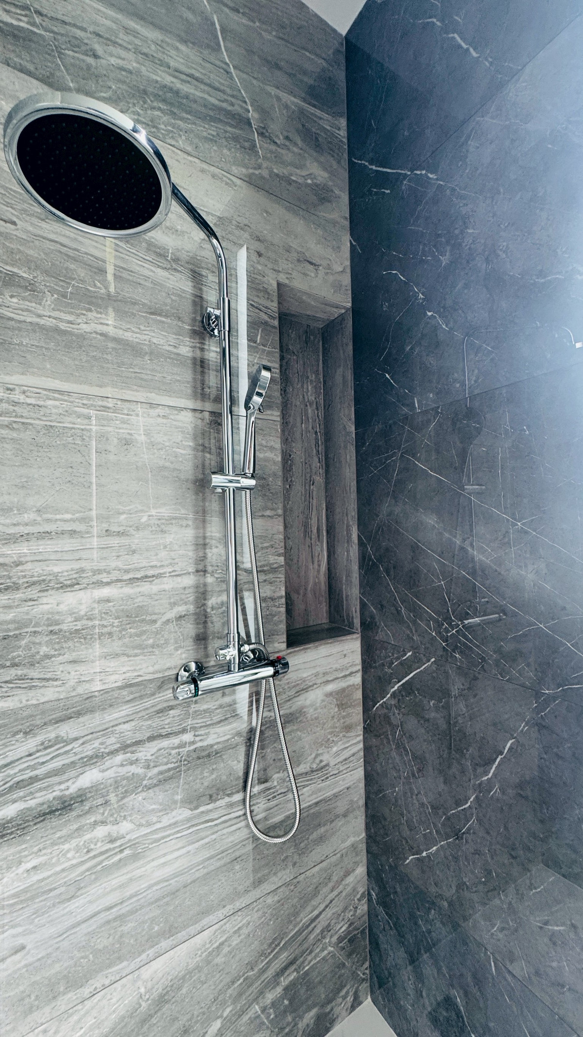 ขายบ้านเสรีไทย-นิด้า : ขายบ้านเดี่ยวหรู 3 ชั้น – 39 Exclusive รามคำแหง 108  พื้นที่ดิน 125 ตร.ว.  พื้นที่ใช้สอย 750 ตารางเมตร 8 ห้องนอน + ห้องแต่งตัว 10 ห้องน้ำ 2 ห้องครัว (ไทย + ฝรั่ง) 2 ห้องรับประทานอาหาร