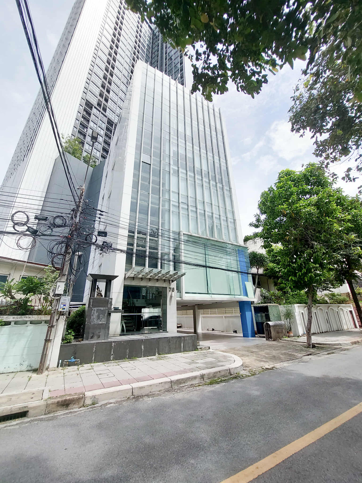 For RentShop HouseSathorn, Narathiwat : For rent, 7-story commercial building, Narathiwat Lane 15 – in the heart of Sathorn.