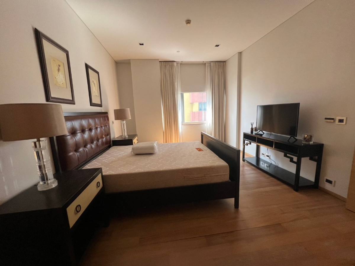 For RentCondoSilom, Saladaeng, Bangrak : Saladaeng Residences【𝐒𝐄𝐋𝐋 & 𝐑𝐄𝐍𝐓】🔥Elegant and sophisticated, with a warm, mature tone. Every corner is meticulously decorated. Peaceful, luxurious, and classy, ​​Saladaeng Living style.🔥 Contact Line ID: @hacondo