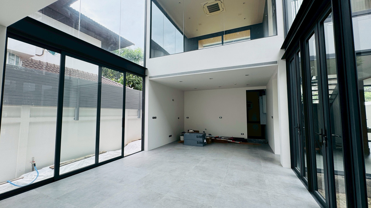 ขายบ้านเสรีไทย-นิด้า : ขายบ้านเดี่ยวหรู 3 ชั้น – 39 Exclusive รามคำแหง 108  พื้นที่ดิน 125 ตร.ว.  พื้นที่ใช้สอย 750 ตารางเมตร 8 ห้องนอน + ห้องแต่งตัว 10 ห้องน้ำ 2 ห้องครัว (ไทย + ฝรั่ง) 2 ห้องรับประทานอาหาร