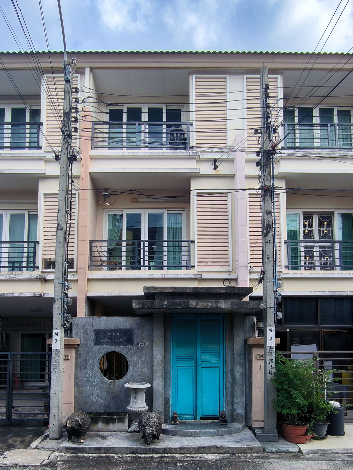 ขายทาวน์โฮมเกษตร นวมินทร์ ลาดปลาเค้า : ขาย ทาวน์โฮม 3 ชั้น Casa City นวลจันทร์ 2 ขนาด 16 ตรว. ต่อเติมครัว และระเบียงหลังบ้านชั้น 2 แล้ว