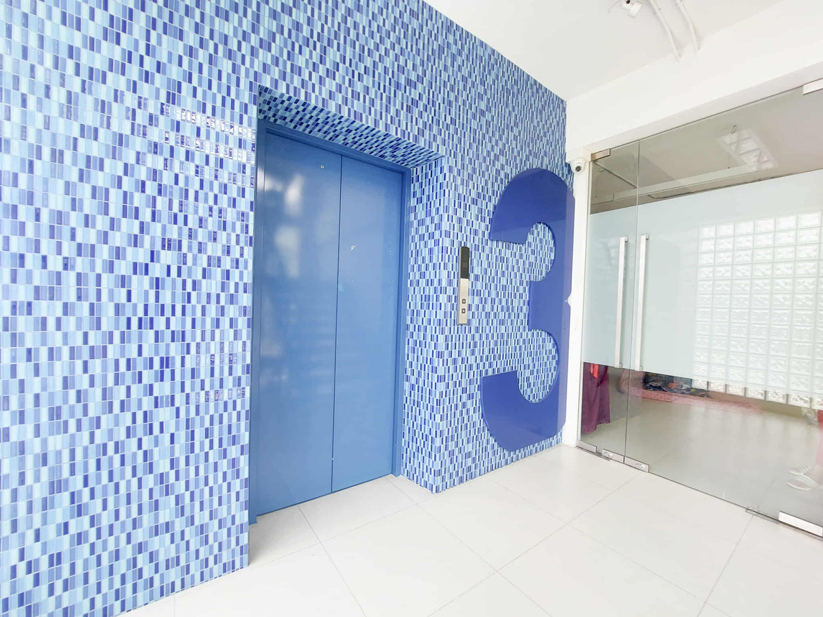 For RentShop HouseSathorn, Narathiwat : For rent, 7-story commercial building, Narathiwat Lane 15 – in the heart of Sathorn.