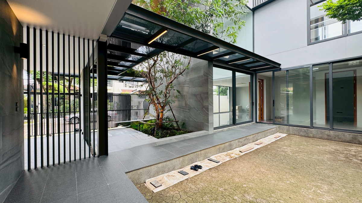 ขายบ้านเสรีไทย-นิด้า : ขายบ้านเดี่ยวหรู 3 ชั้น – 39 Exclusive รามคำแหง 108  พื้นที่ดิน 125 ตร.ว.  พื้นที่ใช้สอย 750 ตารางเมตร 8 ห้องนอน + ห้องแต่งตัว 10 ห้องน้ำ 2 ห้องครัว (ไทย + ฝรั่ง) 2 ห้องรับประทานอาหาร