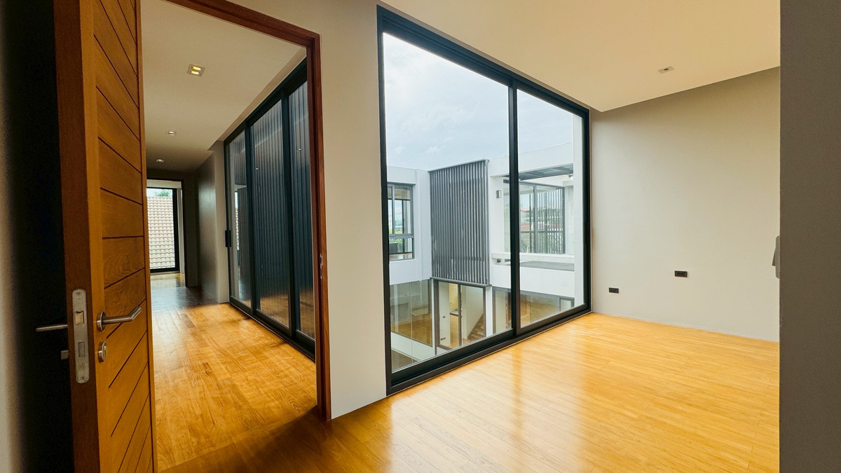 ขายบ้านเสรีไทย-นิด้า : ขายบ้านเดี่ยวหรู 3 ชั้น – 39 Exclusive รามคำแหง 108  พื้นที่ดิน 125 ตร.ว.  พื้นที่ใช้สอย 750 ตารางเมตร 8 ห้องนอน + ห้องแต่งตัว 10 ห้องน้ำ 2 ห้องครัว (ไทย + ฝรั่ง) 2 ห้องรับประทานอาหาร