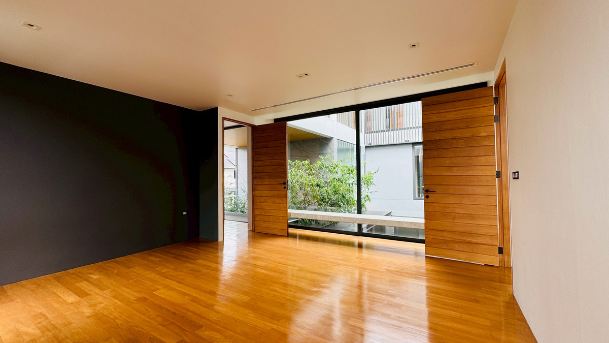 ขายบ้านเสรีไทย-นิด้า : ขายบ้านเดี่ยวหรู 3 ชั้น – 39 Exclusive รามคำแหง 108  พื้นที่ดิน 125 ตร.ว.  พื้นที่ใช้สอย 750 ตารางเมตร 8 ห้องนอน + ห้องแต่งตัว 10 ห้องน้ำ 2 ห้องครัว (ไทย + ฝรั่ง) 2 ห้องรับประทานอาหาร