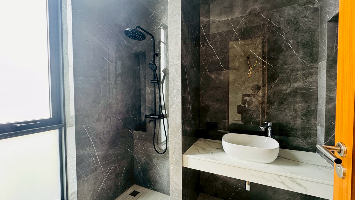 ขายบ้านเสรีไทย-นิด้า : ขายบ้านเดี่ยวหรู 3 ชั้น – 39 Exclusive รามคำแหง 108  พื้นที่ดิน 125 ตร.ว.  พื้นที่ใช้สอย 750 ตารางเมตร 8 ห้องนอน + ห้องแต่งตัว 10 ห้องน้ำ 2 ห้องครัว (ไทย + ฝรั่ง) 2 ห้องรับประทานอาหาร