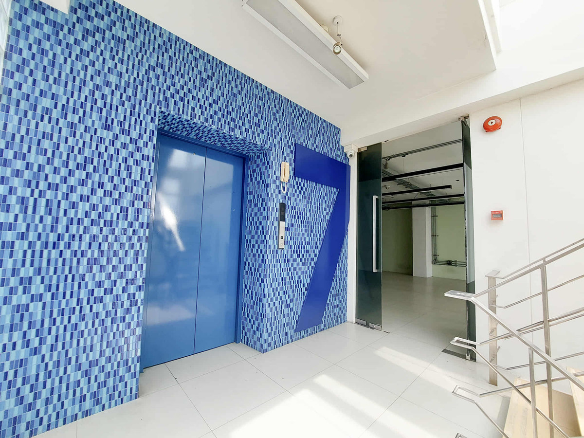 For RentShop HouseSathorn, Narathiwat : For rent, 7-story commercial building, Narathiwat Lane 15 – in the heart of Sathorn.