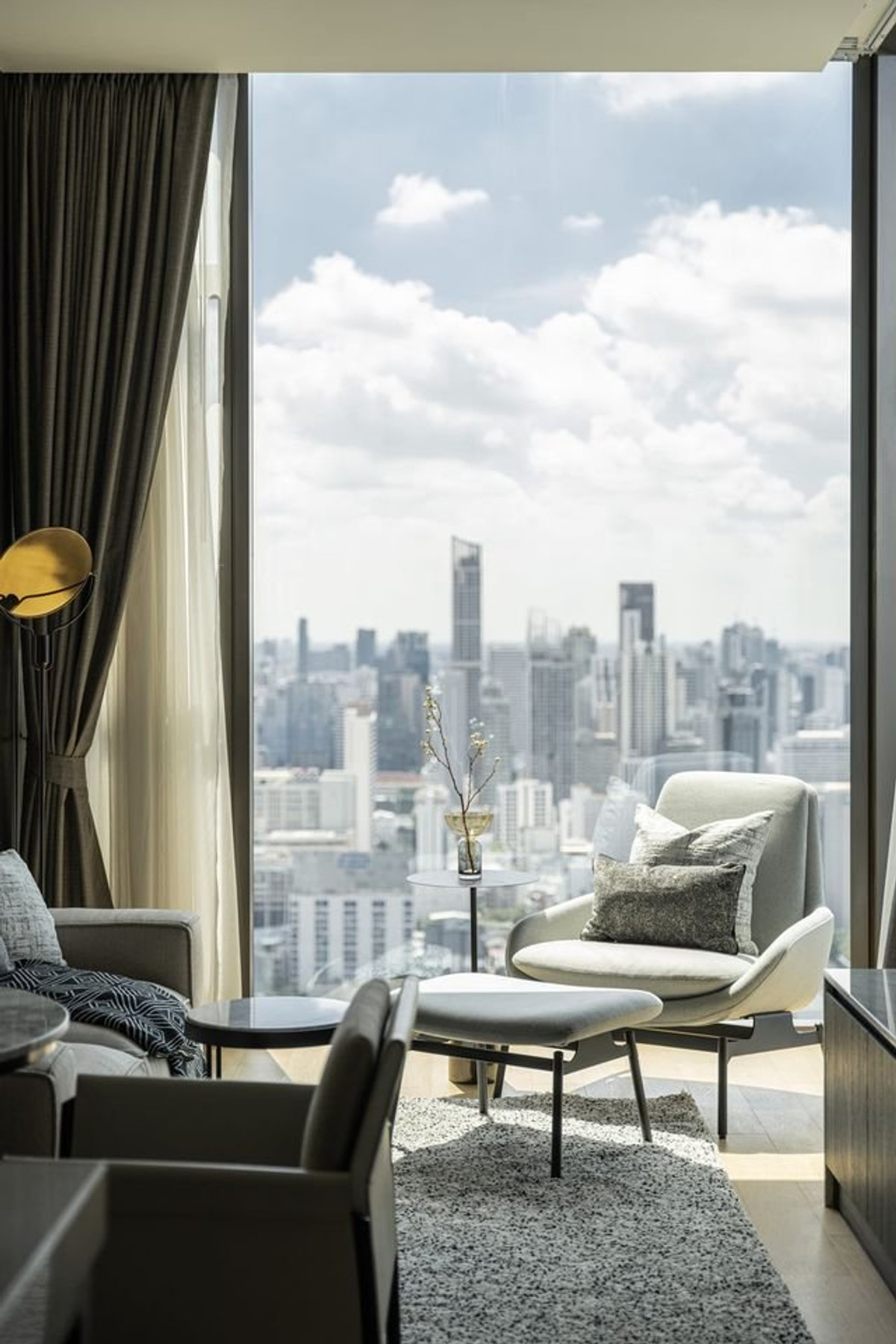 ให้เช่าคอนโดวิทยุ ชิดลม หลังสวน : 28 Chidlom【𝐒𝐄𝐋𝐋 & 𝐑𝐄𝐍𝐓】🔥ลักซ์มินิมอล โทนขาวครีมสไตล์ไฮเอนด์ เรียบสะอาดแบบโรงแรม 5 ดาว🔥 ติดต่อไลน์ไอดี: @hacondo