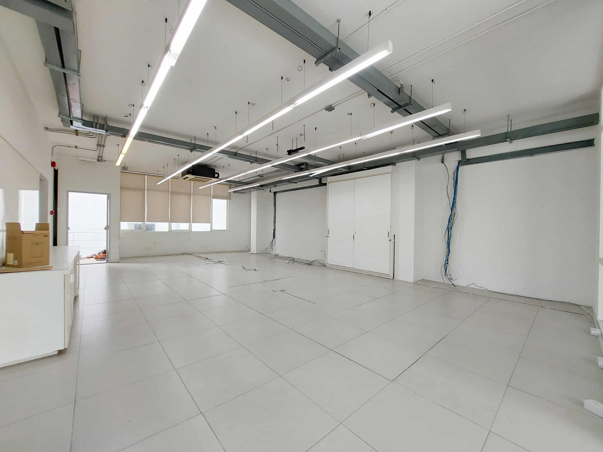 For RentShop HouseSathorn, Narathiwat : For rent, 7-story commercial building, Narathiwat Lane 15 – in the heart of Sathorn.