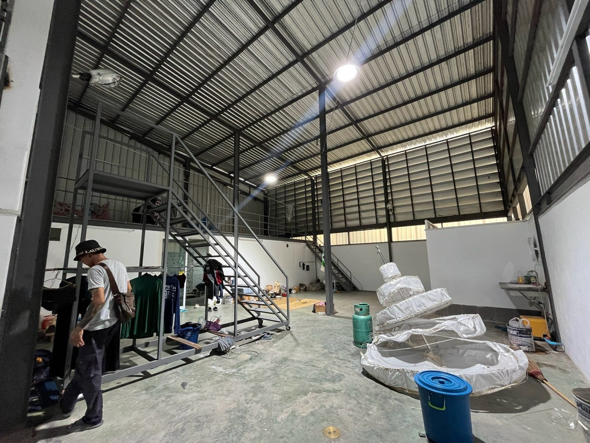 For RentWarehousePattanakan, Srinakarin : Warehouse, commercial building on the main road Phatthanakan - Prawet, near the airport / Lat Krabang / Motorway Chonburi and Bangna-Trad Road.