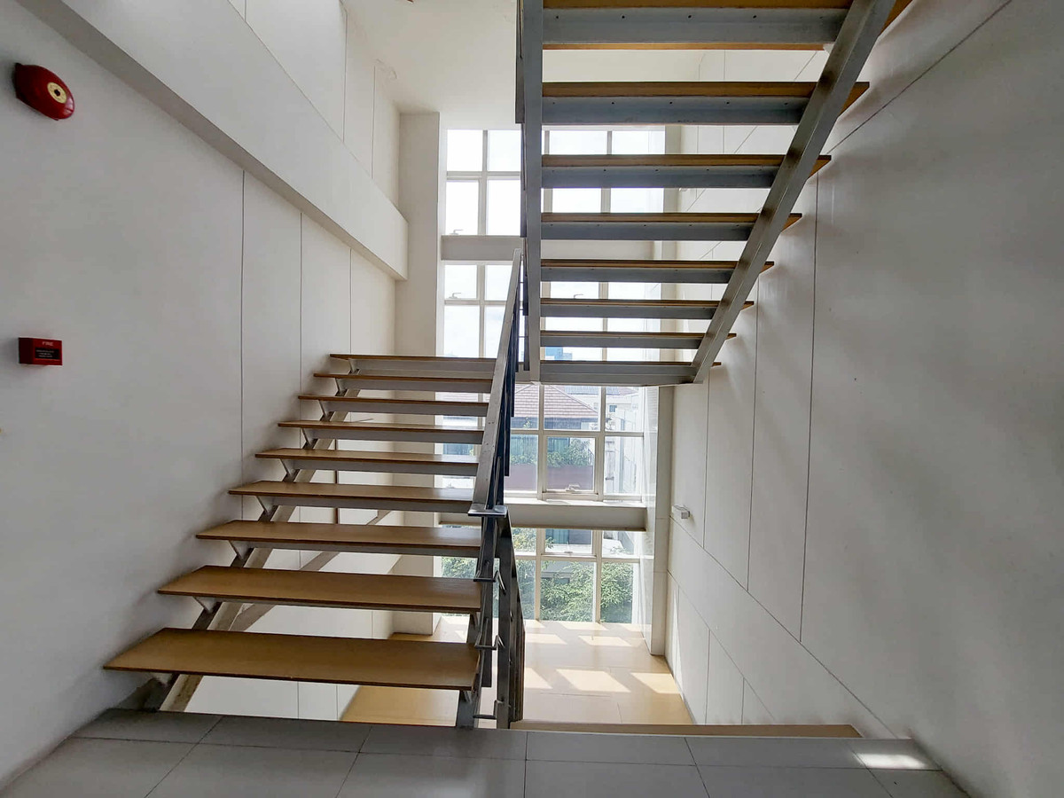 For RentShop HouseSathorn, Narathiwat : For rent, 7-story commercial building, Narathiwat Lane 15 – in the heart of Sathorn.