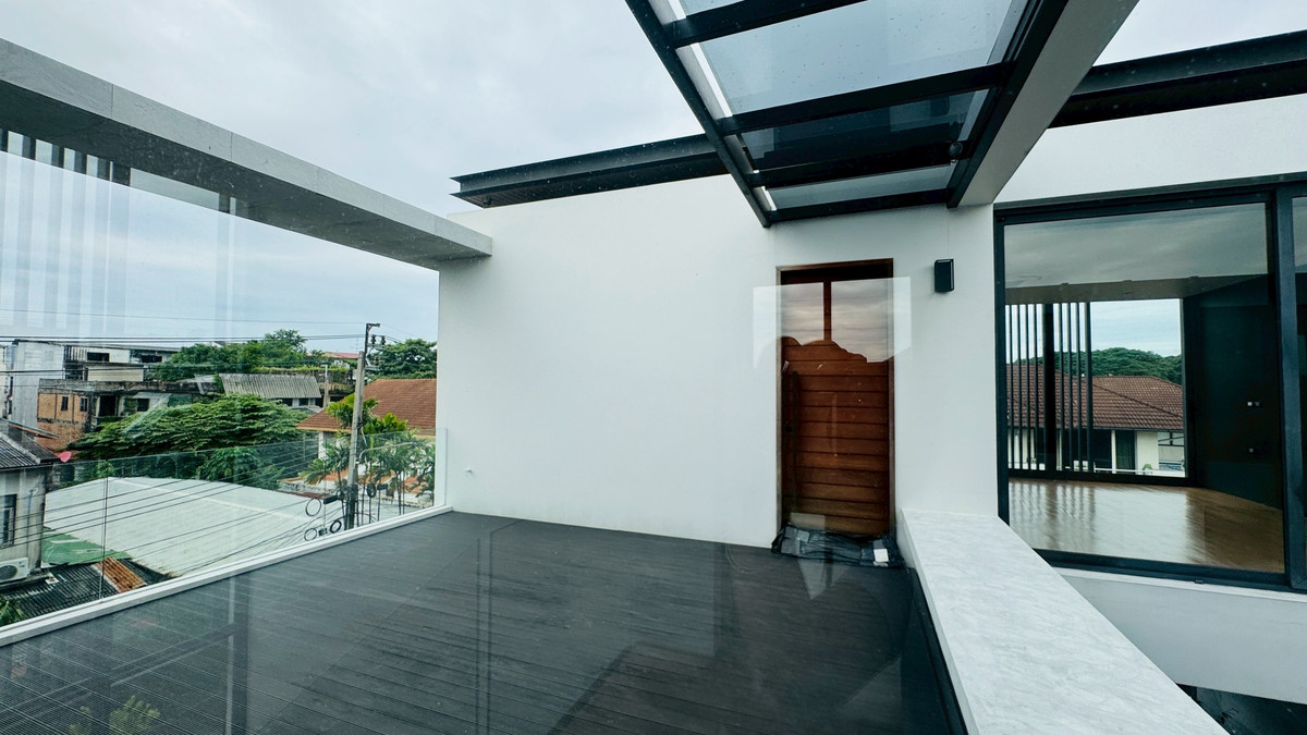 ขายบ้านเสรีไทย-นิด้า : ขายบ้านเดี่ยวหรู 3 ชั้น – 39 Exclusive รามคำแหง 108  พื้นที่ดิน 125 ตร.ว.  พื้นที่ใช้สอย 750 ตารางเมตร 8 ห้องนอน + ห้องแต่งตัว 10 ห้องน้ำ 2 ห้องครัว (ไทย + ฝรั่ง) 2 ห้องรับประทานอาหาร