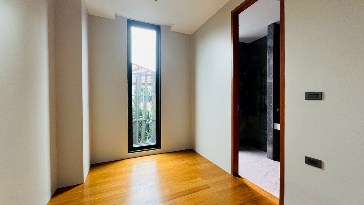 ขายบ้านเสรีไทย-นิด้า : ขายบ้านเดี่ยวหรู 3 ชั้น – 39 Exclusive รามคำแหง 108  พื้นที่ดิน 125 ตร.ว.  พื้นที่ใช้สอย 750 ตารางเมตร 8 ห้องนอน + ห้องแต่งตัว 10 ห้องน้ำ 2 ห้องครัว (ไทย + ฝรั่ง) 2 ห้องรับประทานอาหาร