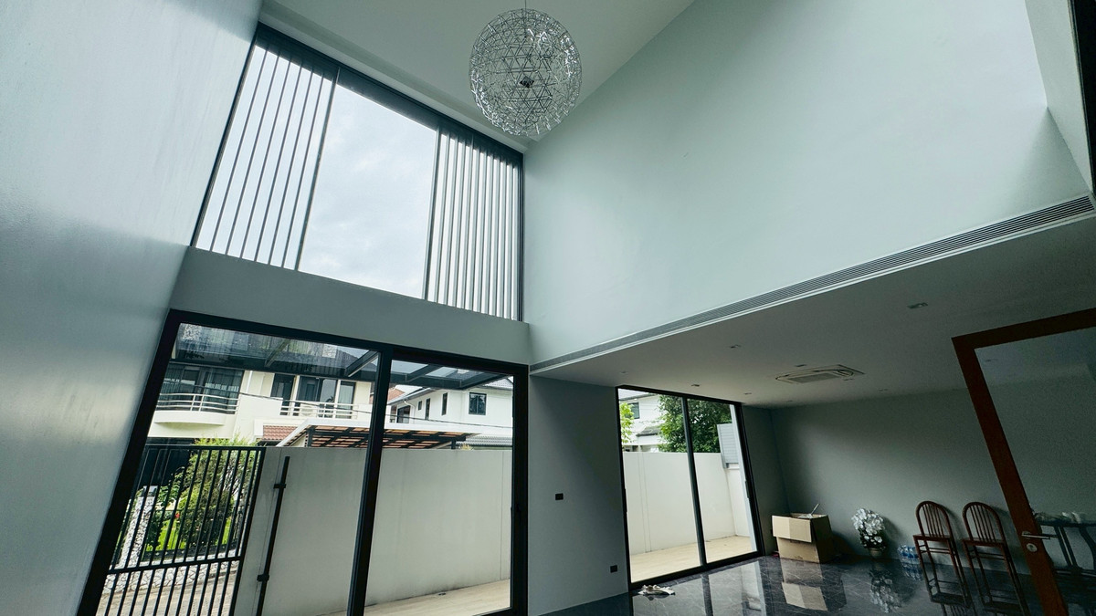 ขายบ้านเสรีไทย-นิด้า : ขายบ้านเดี่ยวหรู 3 ชั้น – 39 Exclusive รามคำแหง 108  พื้นที่ดิน 125 ตร.ว.  พื้นที่ใช้สอย 750 ตารางเมตร 8 ห้องนอน + ห้องแต่งตัว 10 ห้องน้ำ 2 ห้องครัว (ไทย + ฝรั่ง) 2 ห้องรับประทานอาหาร