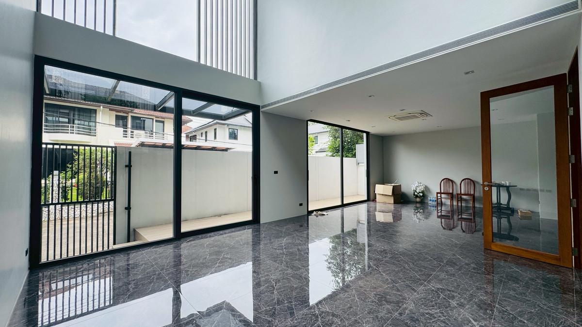 ขายบ้านเสรีไทย-นิด้า : ขายบ้านเดี่ยวหรู 3 ชั้น – 39 Exclusive รามคำแหง 108  พื้นที่ดิน 125 ตร.ว.  พื้นที่ใช้สอย 750 ตารางเมตร 8 ห้องนอน + ห้องแต่งตัว 10 ห้องน้ำ 2 ห้องครัว (ไทย + ฝรั่ง) 2 ห้องรับประทานอาหาร