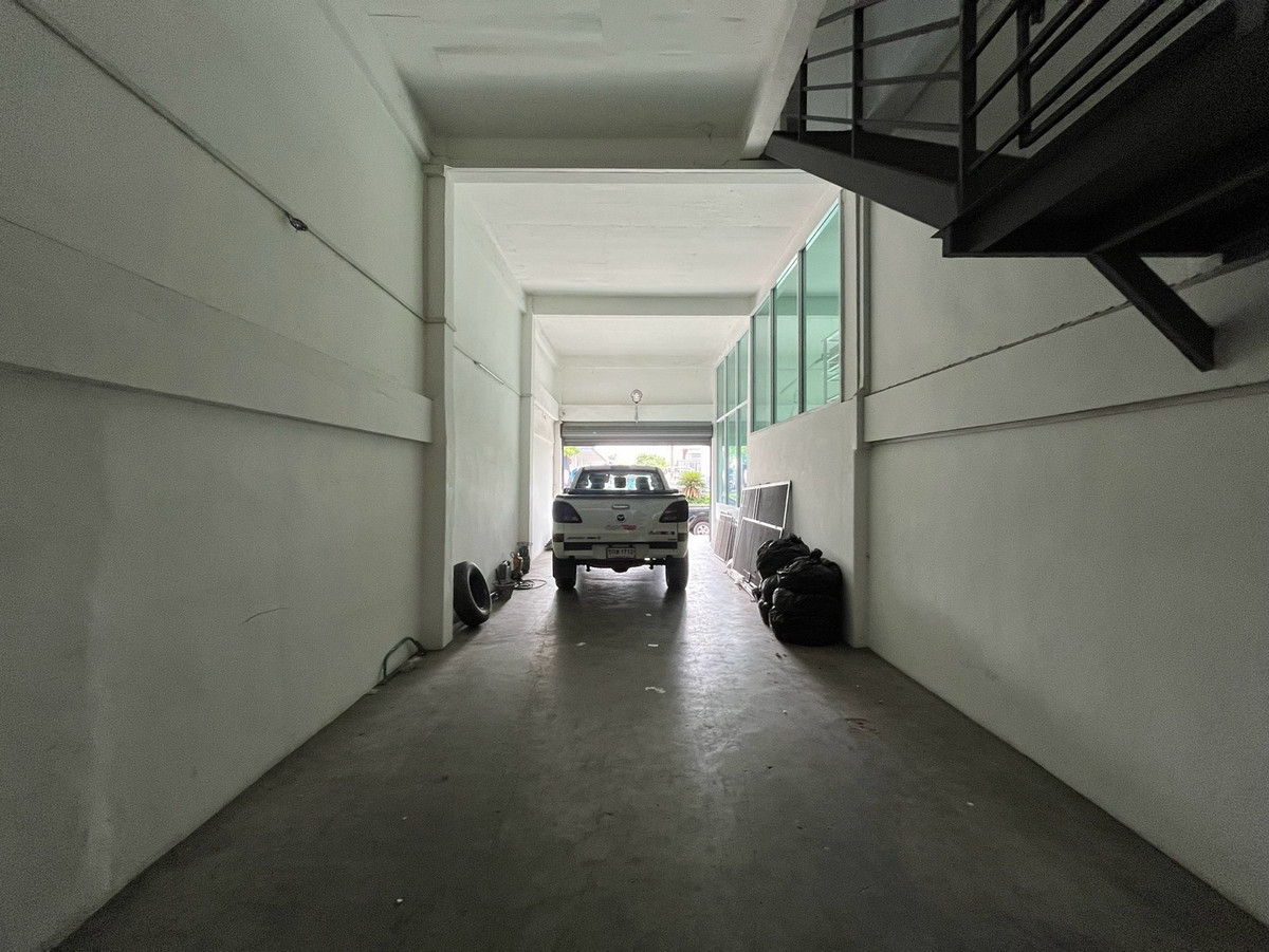 For RentWarehousePattanakan, Srinakarin : Warehouse, commercial building on the main road Phatthanakan - Prawet, near the airport / Lat Krabang / Motorway Chonburi and Bangna-Trad Road.