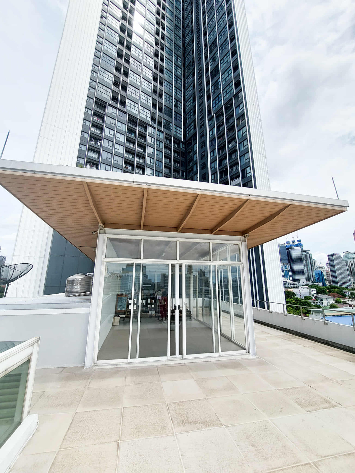 For RentShop HouseSathorn, Narathiwat : For rent, 7-story commercial building, Narathiwat Lane 15 – in the heart of Sathorn.