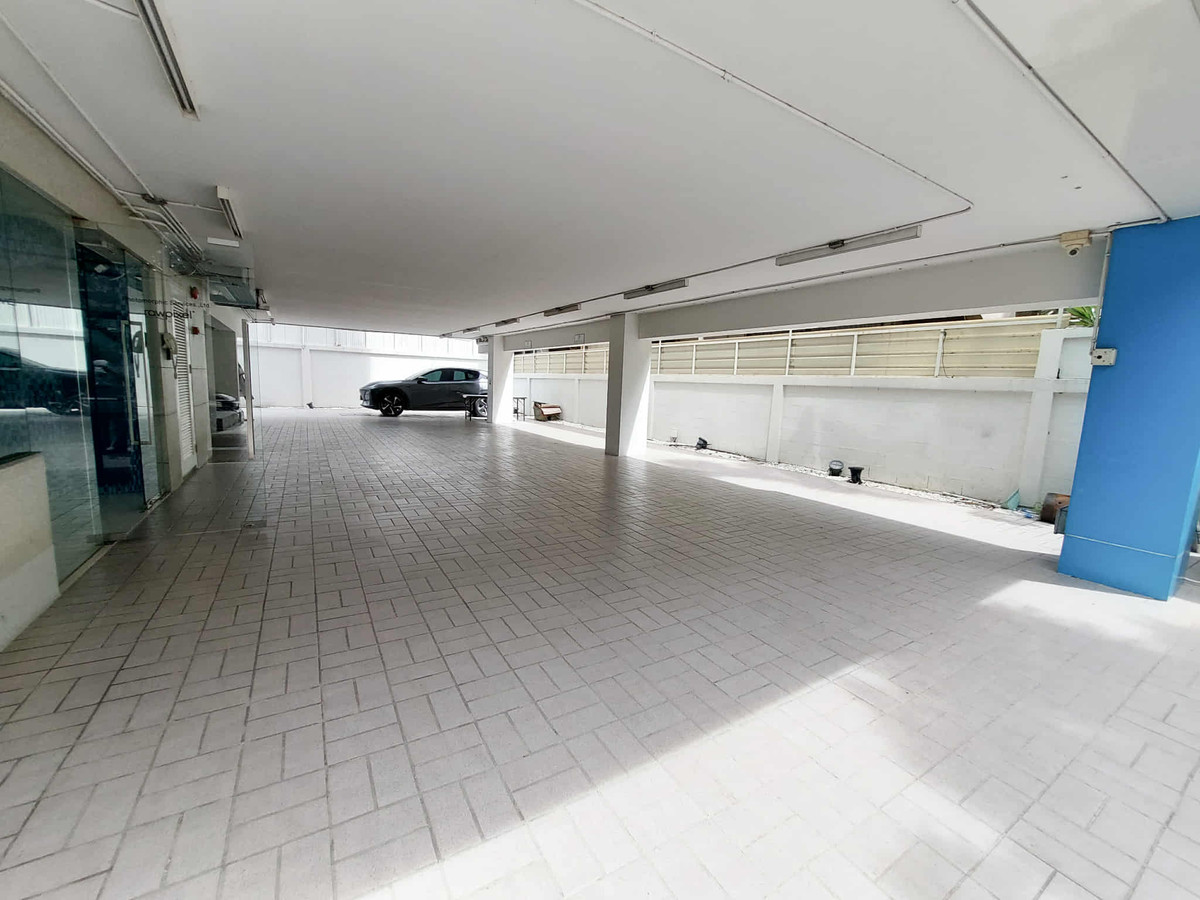 For RentShop HouseSathorn, Narathiwat : For rent, 7-story commercial building, Narathiwat Lane 15 – in the heart of Sathorn.