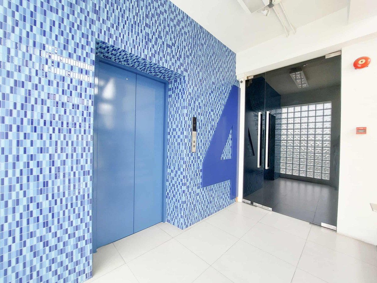 For RentShop HouseSathorn, Narathiwat : For rent, 7-story commercial building, Narathiwat Lane 15 – in the heart of Sathorn.