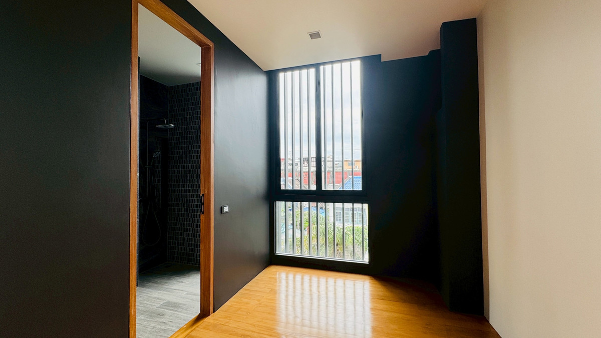 ขายบ้านเสรีไทย-นิด้า : ขายบ้านเดี่ยวหรู 3 ชั้น – 39 Exclusive รามคำแหง 108  พื้นที่ดิน 125 ตร.ว.  พื้นที่ใช้สอย 750 ตารางเมตร 8 ห้องนอน + ห้องแต่งตัว 10 ห้องน้ำ 2 ห้องครัว (ไทย + ฝรั่ง) 2 ห้องรับประทานอาหาร