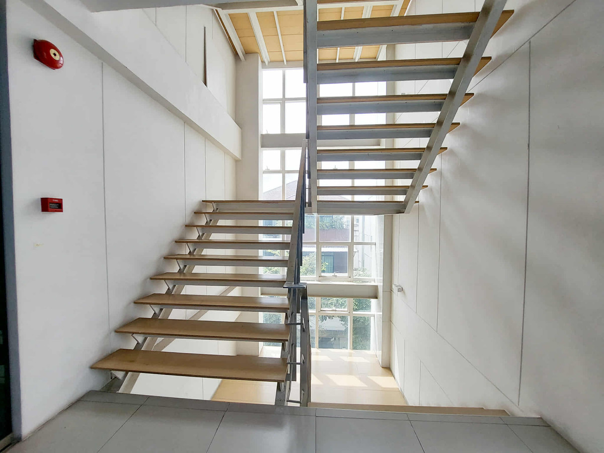 For RentShop HouseSathorn, Narathiwat : For rent, 7-story commercial building, Narathiwat Lane 15 – in the heart of Sathorn.