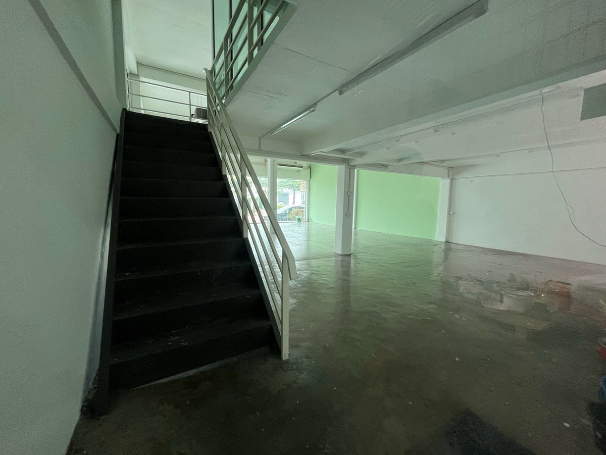 For RentWarehousePattanakan, Srinakarin : Warehouse, commercial building on the main road Phatthanakan - Prawet, near the airport / Lat Krabang / Motorway Chonburi and Bangna-Trad Road.