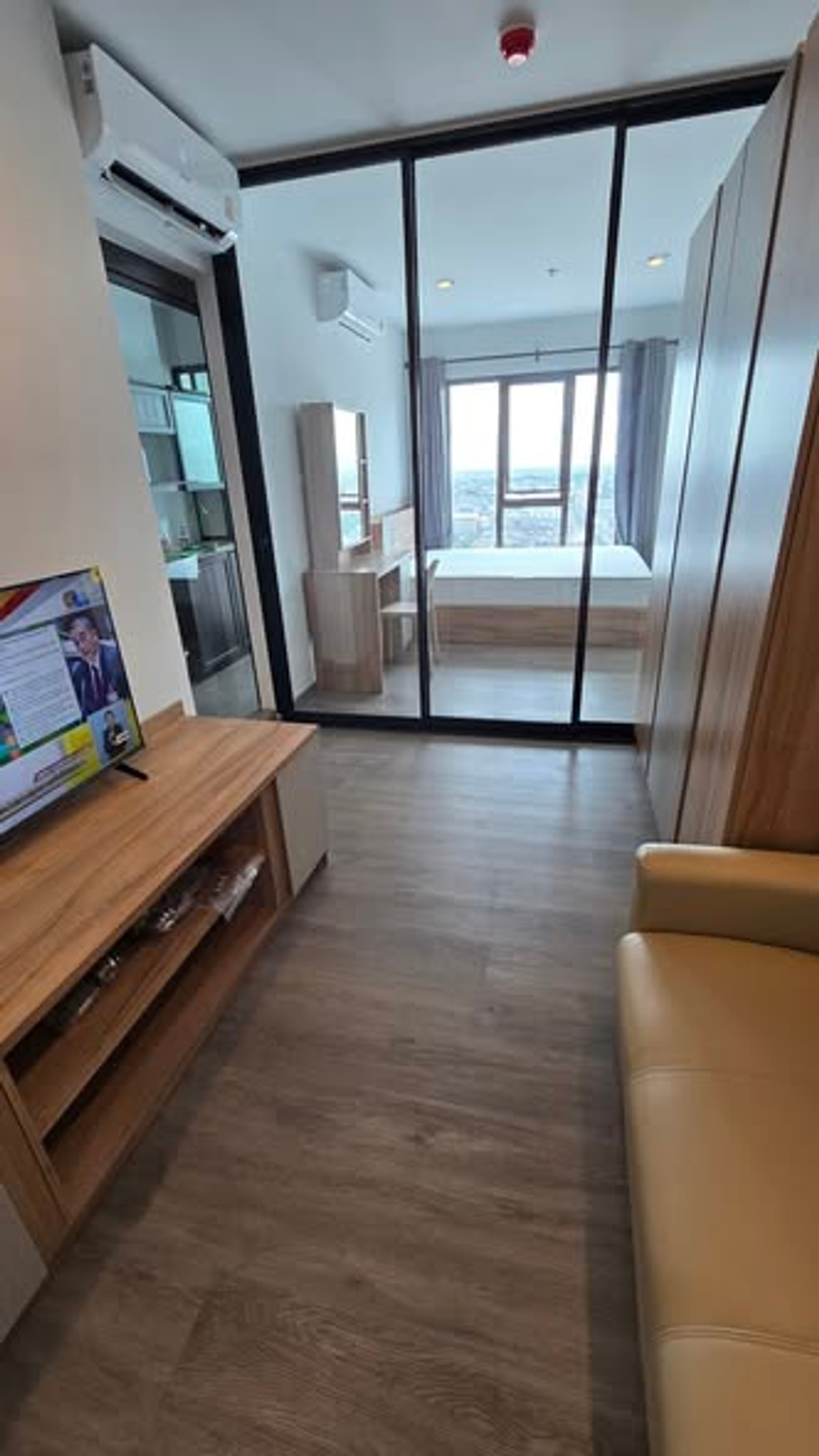 For RentCondoThaphra, Talat Phlu, Wutthakat : Regent Home Wuttakat【𝐑𝐄𝐍𝐓】🔥Perfectly warm with neutral-colored wooden furniture and soft lighting for a comfortable home🔥 Contact Line ID: @hacondo