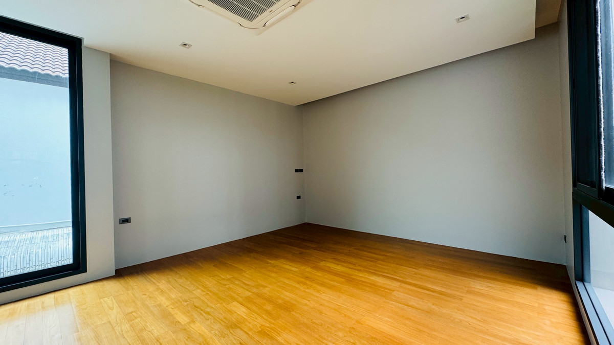 ขายบ้านเสรีไทย-นิด้า : ขายบ้านเดี่ยวหรู 3 ชั้น – 39 Exclusive รามคำแหง 108  พื้นที่ดิน 125 ตร.ว.  พื้นที่ใช้สอย 750 ตารางเมตร 8 ห้องนอน + ห้องแต่งตัว 10 ห้องน้ำ 2 ห้องครัว (ไทย + ฝรั่ง) 2 ห้องรับประทานอาหาร