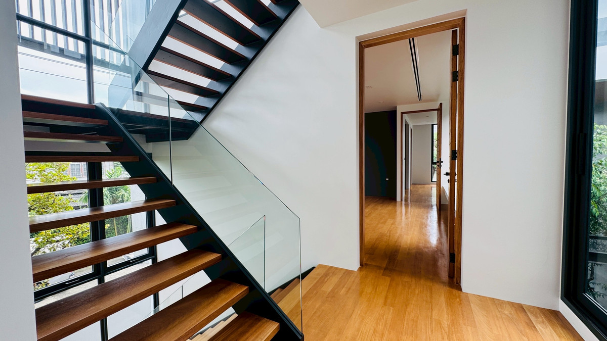 ขายบ้านเสรีไทย-นิด้า : ขายบ้านเดี่ยวหรู 3 ชั้น – 39 Exclusive รามคำแหง 108  พื้นที่ดิน 125 ตร.ว.  พื้นที่ใช้สอย 750 ตารางเมตร 8 ห้องนอน + ห้องแต่งตัว 10 ห้องน้ำ 2 ห้องครัว (ไทย + ฝรั่ง) 2 ห้องรับประทานอาหาร