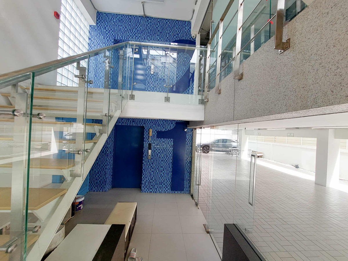 For RentShop HouseSathorn, Narathiwat : For rent, 7-story commercial building, Narathiwat Lane 15 – in the heart of Sathorn.