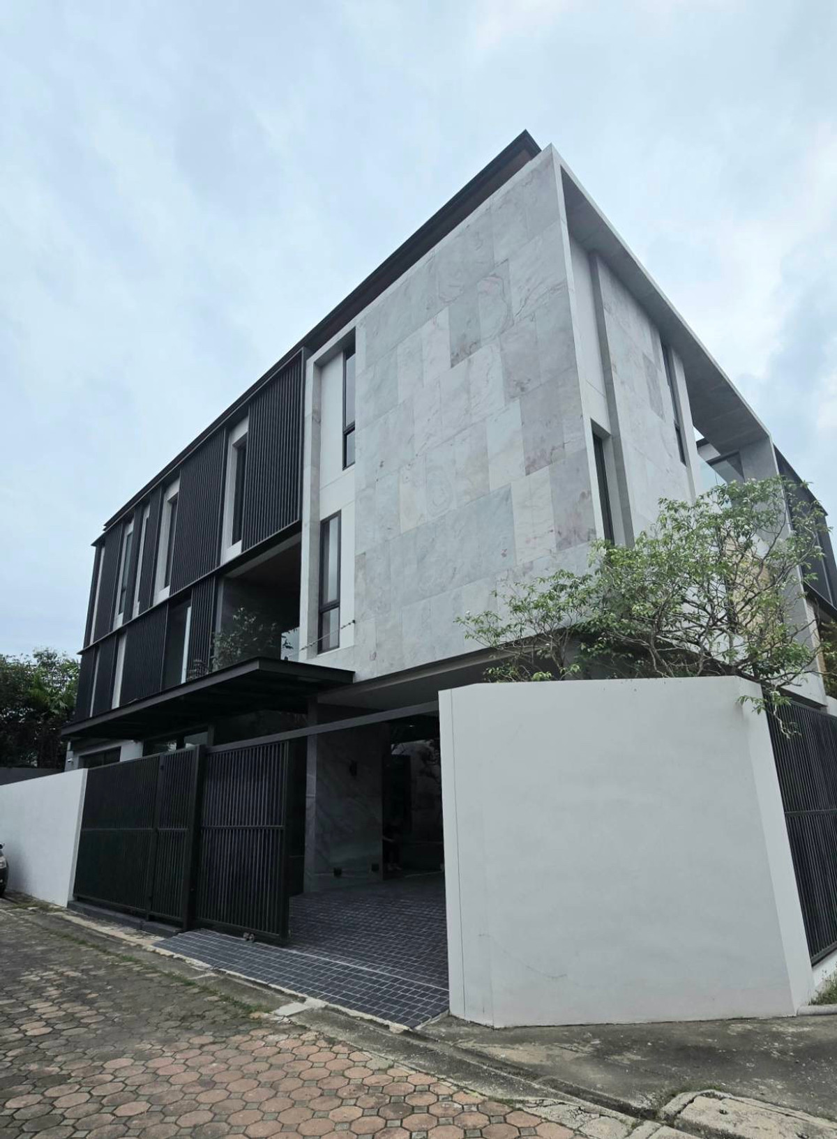 ขายบ้านเสรีไทย-นิด้า : ขายบ้านเดี่ยวหรู 3 ชั้น – 39 Exclusive รามคำแหง 108  พื้นที่ดิน 125 ตร.ว.  พื้นที่ใช้สอย 750 ตารางเมตร 8 ห้องนอน + ห้องแต่งตัว 10 ห้องน้ำ 2 ห้องครัว (ไทย + ฝรั่ง) 2 ห้องรับประทานอาหาร