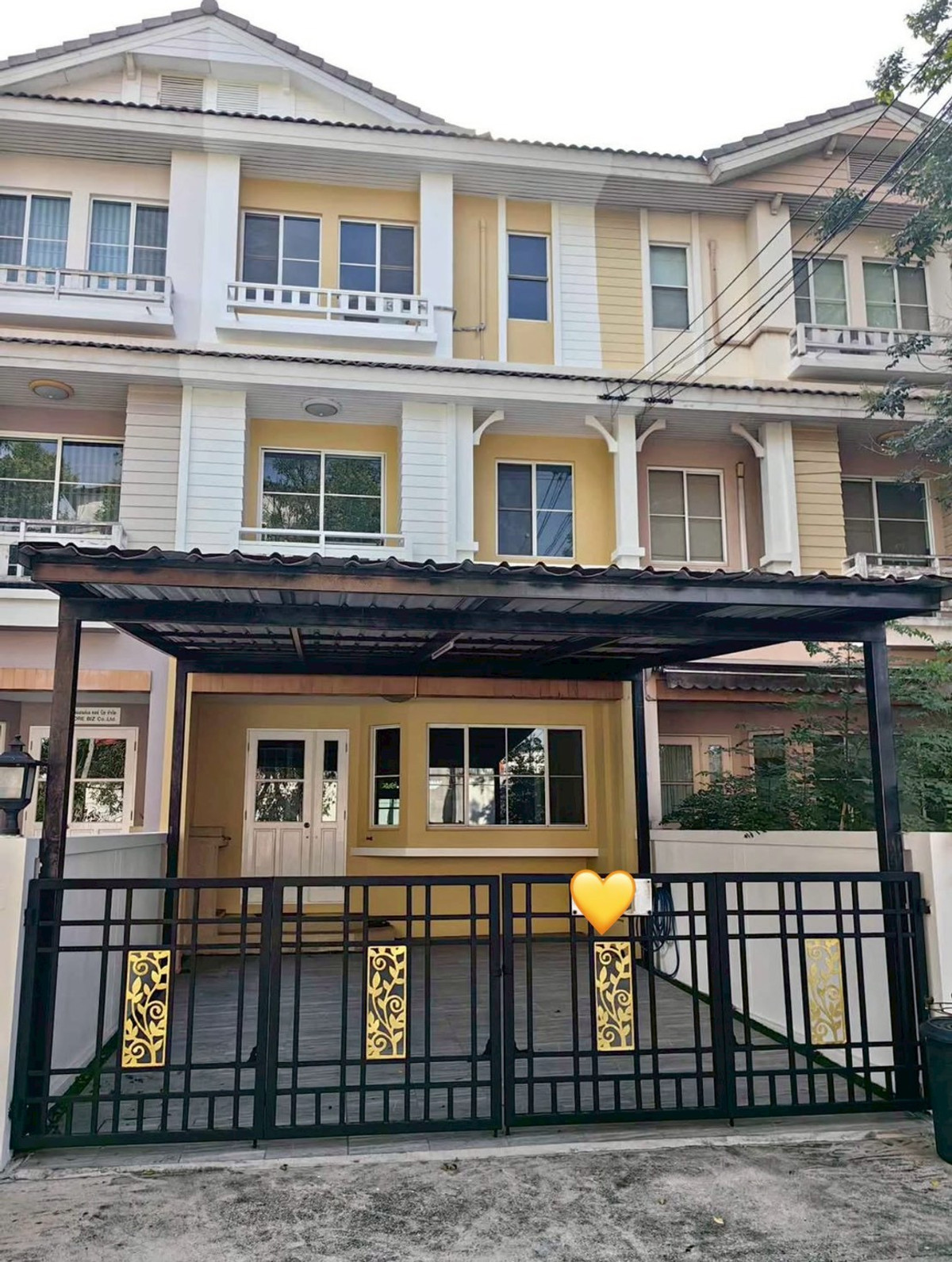 For RentTownhomeNawamin, Ramindra : 💛3-story townhouse for rent💛 Location near MRT Watcharaphon, only 1.5 km. Newly renovated house. Can raise animals Can be made into an office. Line: @Kinglandcondo