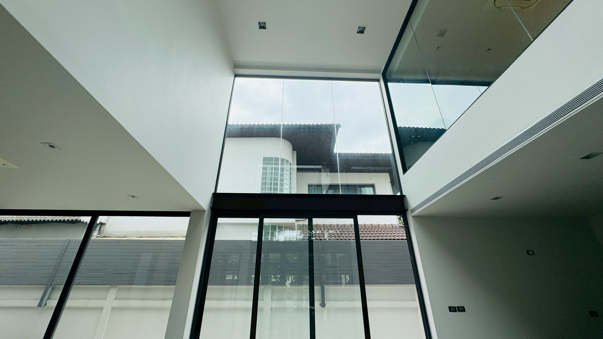 ขายบ้านเสรีไทย-นิด้า : ขายบ้านเดี่ยวหรู 3 ชั้น – 39 Exclusive รามคำแหง 108  พื้นที่ดิน 125 ตร.ว.  พื้นที่ใช้สอย 750 ตารางเมตร 8 ห้องนอน + ห้องแต่งตัว 10 ห้องน้ำ 2 ห้องครัว (ไทย + ฝรั่ง) 2 ห้องรับประทานอาหาร