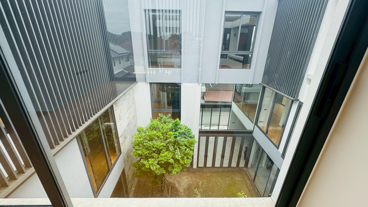 ขายบ้านเสรีไทย-นิด้า : ขายบ้านเดี่ยวหรู 3 ชั้น – 39 Exclusive รามคำแหง 108  พื้นที่ดิน 125 ตร.ว.  พื้นที่ใช้สอย 750 ตารางเมตร 8 ห้องนอน + ห้องแต่งตัว 10 ห้องน้ำ 2 ห้องครัว (ไทย + ฝรั่ง) 2 ห้องรับประทานอาหาร