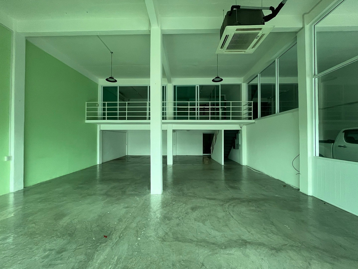 For RentWarehousePattanakan, Srinakarin : Warehouse, commercial building on the main road Phatthanakan - Prawet, near the airport / Lat Krabang / Motorway Chonburi and Bangna-Trad Road.
