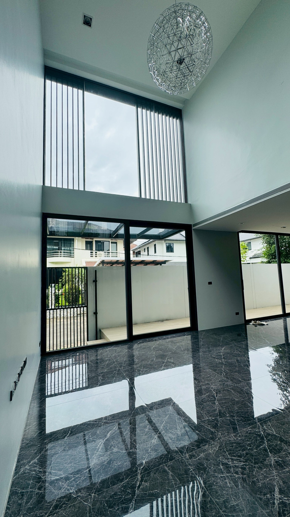 ขายบ้านเสรีไทย-นิด้า : ขายบ้านเดี่ยวหรู 3 ชั้น – 39 Exclusive รามคำแหง 108  พื้นที่ดิน 125 ตร.ว.  พื้นที่ใช้สอย 750 ตารางเมตร 8 ห้องนอน + ห้องแต่งตัว 10 ห้องน้ำ 2 ห้องครัว (ไทย + ฝรั่ง) 2 ห้องรับประทานอาหาร