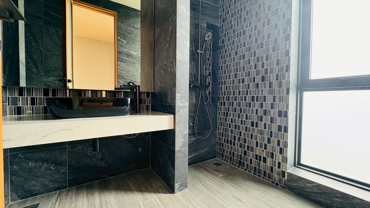 ขายบ้านเสรีไทย-นิด้า : ขายบ้านเดี่ยวหรู 3 ชั้น – 39 Exclusive รามคำแหง 108  พื้นที่ดิน 125 ตร.ว.  พื้นที่ใช้สอย 750 ตารางเมตร 8 ห้องนอน + ห้องแต่งตัว 10 ห้องน้ำ 2 ห้องครัว (ไทย + ฝรั่ง) 2 ห้องรับประทานอาหาร