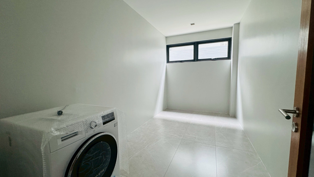 ขายบ้านเสรีไทย-นิด้า : ขายบ้านเดี่ยวหรู 3 ชั้น – 39 Exclusive รามคำแหง 108  พื้นที่ดิน 125 ตร.ว.  พื้นที่ใช้สอย 750 ตารางเมตร 8 ห้องนอน + ห้องแต่งตัว 10 ห้องน้ำ 2 ห้องครัว (ไทย + ฝรั่ง) 2 ห้องรับประทานอาหาร