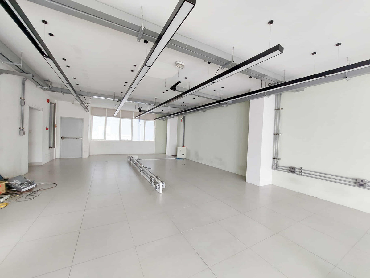 For RentShop HouseSathorn, Narathiwat : For rent, 7-story commercial building, Narathiwat Lane 15 – in the heart of Sathorn.