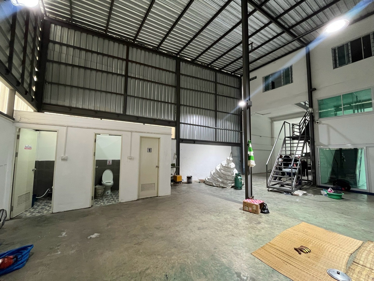 For RentWarehousePattanakan, Srinakarin : Warehouse, commercial building on the main road Phatthanakan - Prawet, near the airport / Lat Krabang / Motorway Chonburi and Bangna-Trad Road.