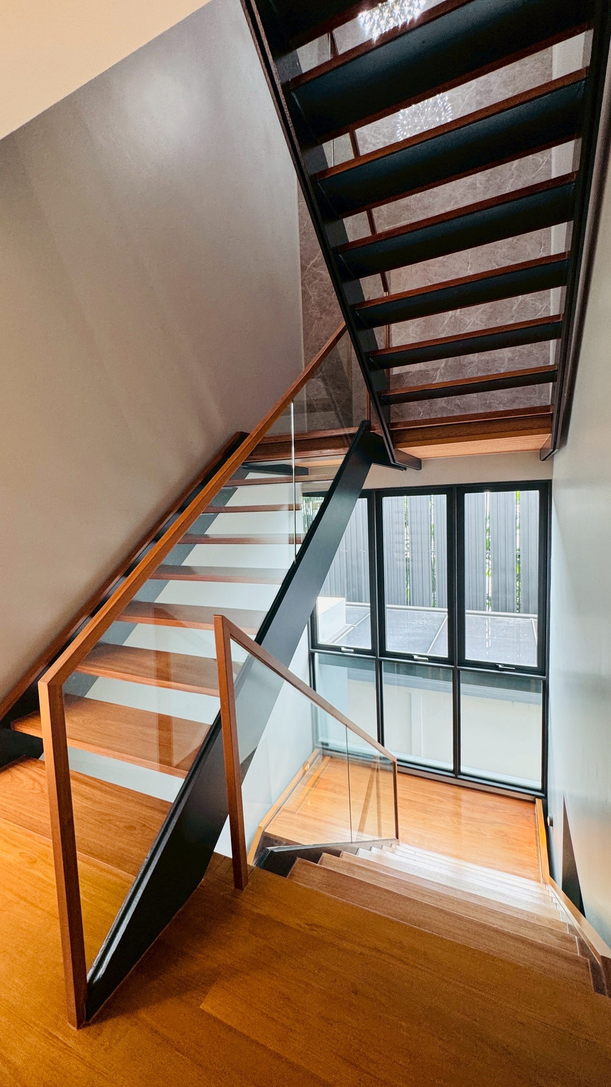 ขายบ้านเสรีไทย-นิด้า : ขายบ้านเดี่ยวหรู 3 ชั้น – 39 Exclusive รามคำแหง 108  พื้นที่ดิน 125 ตร.ว.  พื้นที่ใช้สอย 750 ตารางเมตร 8 ห้องนอน + ห้องแต่งตัว 10 ห้องน้ำ 2 ห้องครัว (ไทย + ฝรั่ง) 2 ห้องรับประทานอาหาร