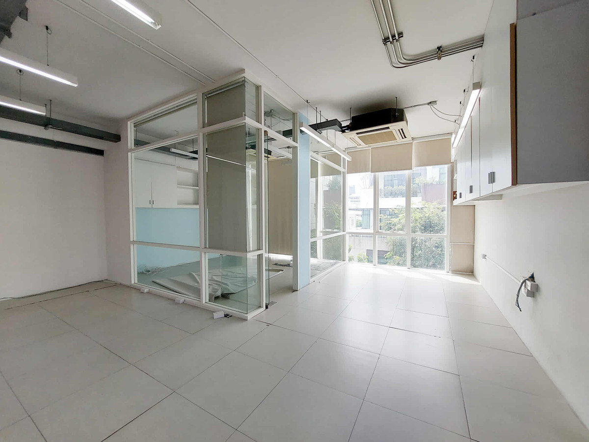 For RentShop HouseSathorn, Narathiwat : For rent, 7-story commercial building, Narathiwat Lane 15 – in the heart of Sathorn.