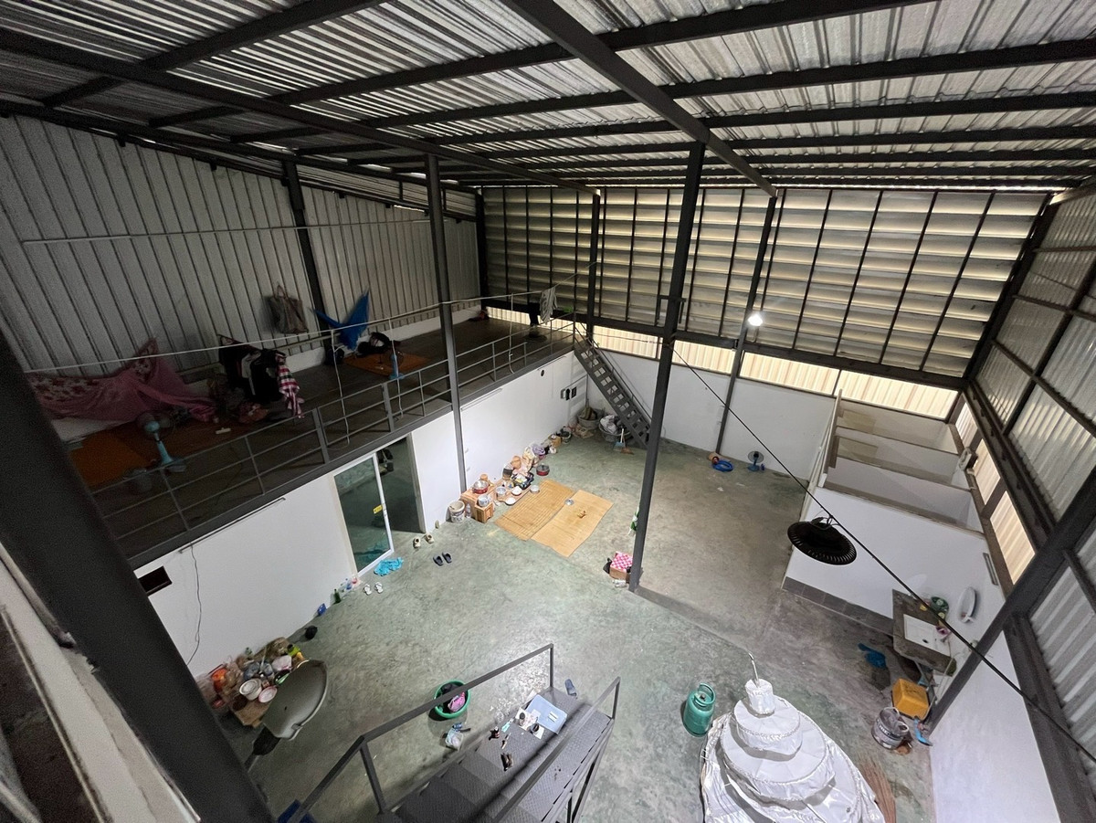 For RentWarehousePattanakan, Srinakarin : Warehouse, commercial building on the main road Phatthanakan - Prawet, near the airport / Lat Krabang / Motorway Chonburi and Bangna-Trad Road.